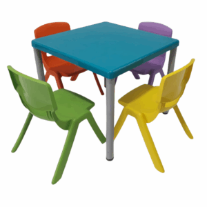 Sillas Candy y mesa con base metálica y tapa plastica de 60x60